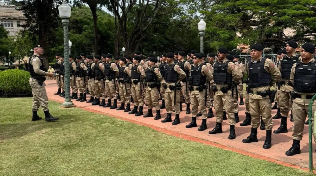 PMMG reforça segurança com 140 discentes na Operação Natalina em Poços de Caldas