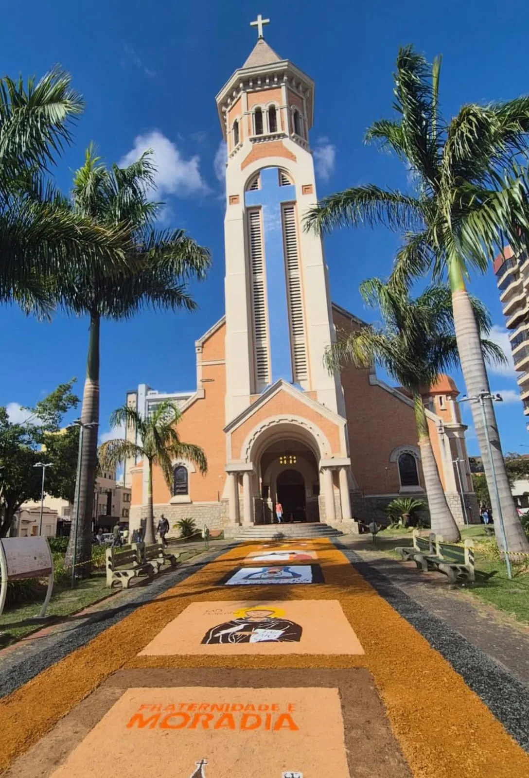 Corpus Christi reúne centenas de fiéis e mantém tradição dos tapetes em Poços de Caldas